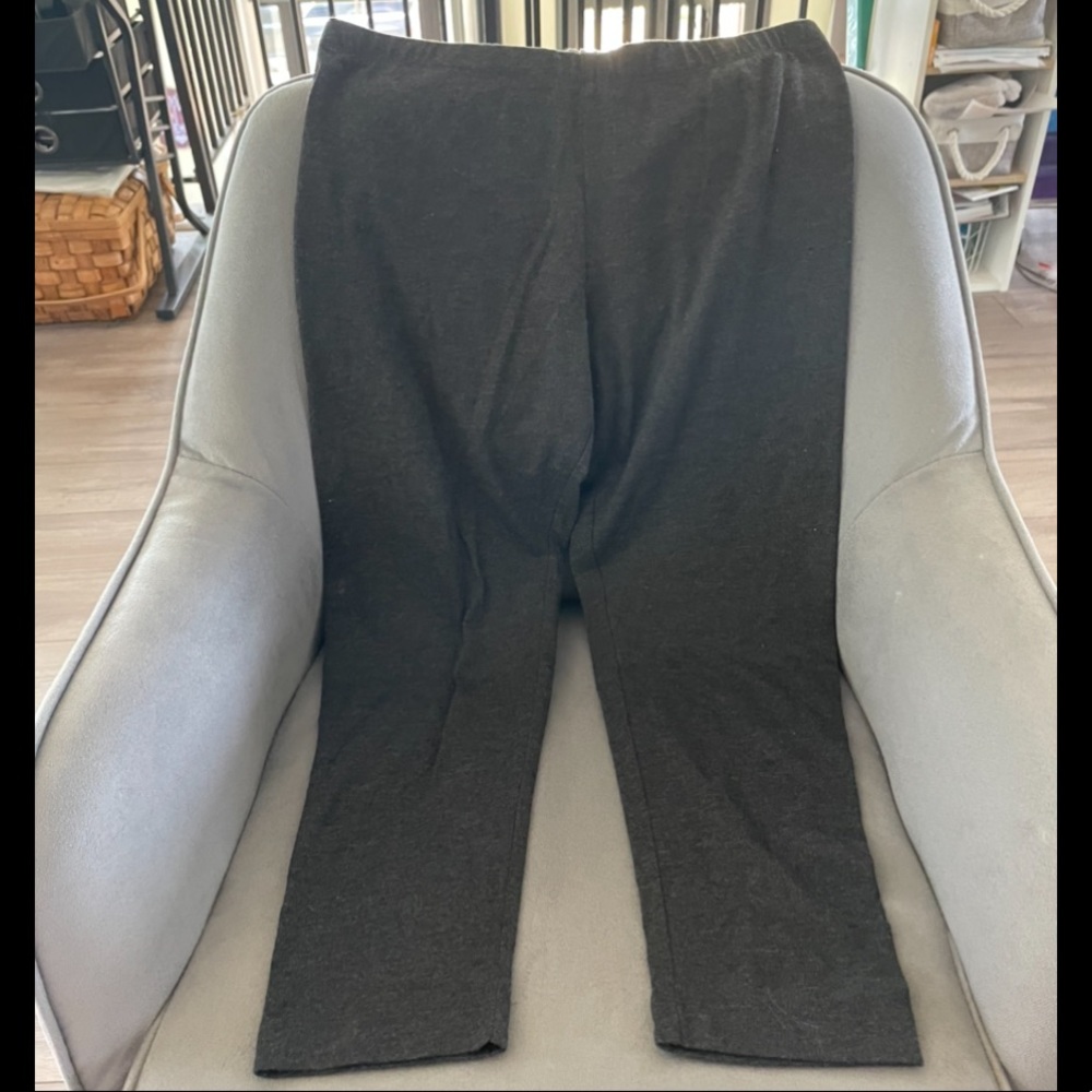 Old Navy capri leggings. Size M.